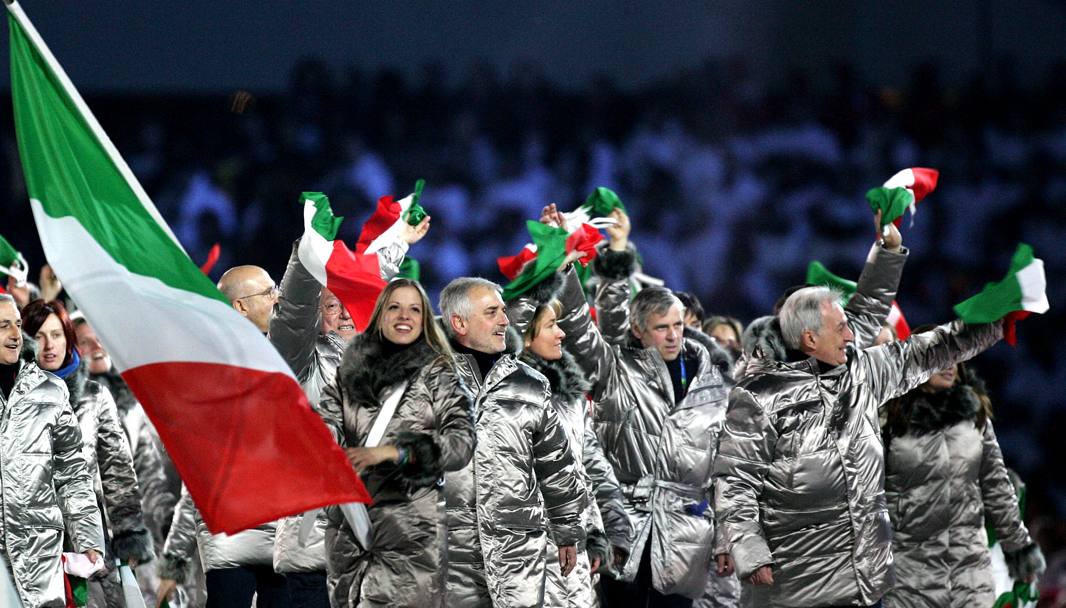 L&#39;ingresso della nazionale italiana. L&#39;Italia partecipa con una delegazione di 179 atleti, 106 uomini e 73 donne. La portabandiera è Carolina Kostner (Ansa)